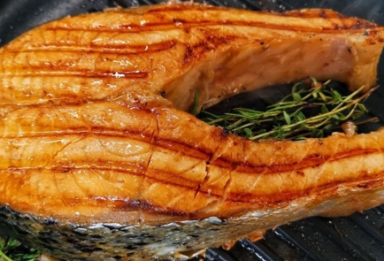 Фото шага рецепта Классический стейк из красной рыбы со свежими травами 151425 шаг 8  