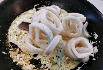 Фото шага рецепта Кольца кальмара в сметаннолуковом соусе 150976 шаг 5  