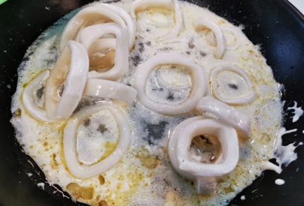 Фото шага рецепта Кольца кальмара в сметаннолуковом соусе 150976 шаг 6  