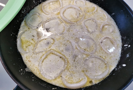 Фото шага рецепта Кольца кальмара в сметаннолуковом соусе 150976 шаг 7  