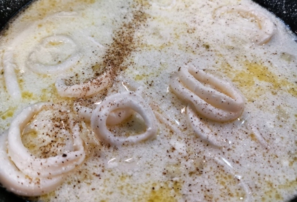 Фото шага рецепта Кольца кальмара в сметаннолуковом соусе 150976 шаг 8  