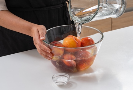 Фото шага рецепта Компот из персиков на зиму 174213 шаг 2  