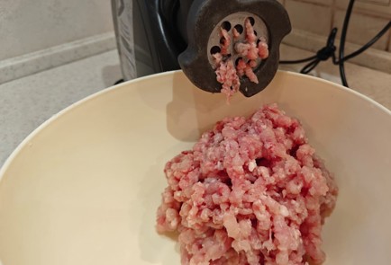 Фото шага рецепта Котлеты с хлебом и куркумой 190915 шаг 1  