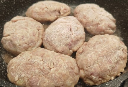 Фото шага рецепта Котлеты с хлебом и куркумой 190915 шаг 10  