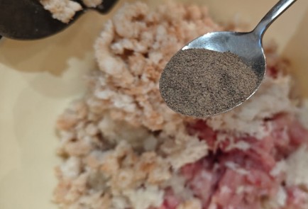 Фото шага рецепта Котлеты с хлебом и куркумой 190915 шаг 5  