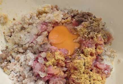 Фото шага рецепта Котлеты с хлебом и куркумой 190915 шаг 7  