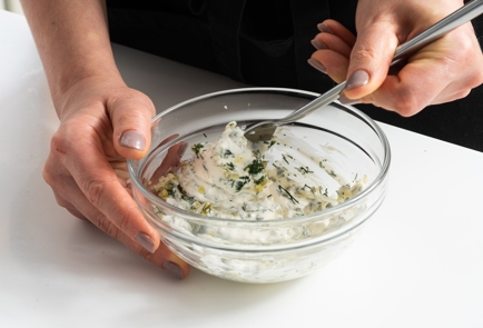 Фото шага рецепта Крабкейки с соусом тартар и зеленым салатом 151713 шаг 8  