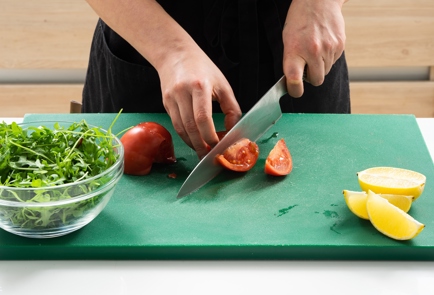 Фото шага рецепта Крабкейки с соусом тартар и зеленым салатом 151713 шаг 9  