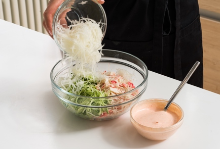Фото шага рецепта Крабовый салат с огурцами и дайконом 152622 шаг 7  