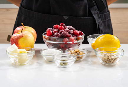 Фото шага рецепта Крамбл из яблок и клюквы 190685 шаг 1