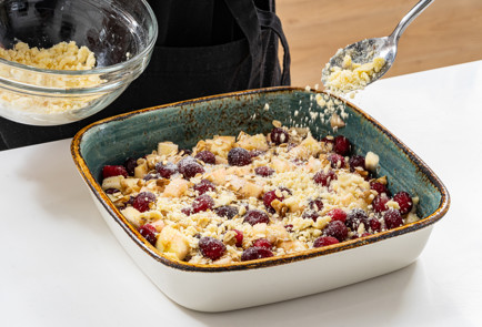 Фото шага рецепта Крамбл из яблок и клюквы 190685 шаг 9