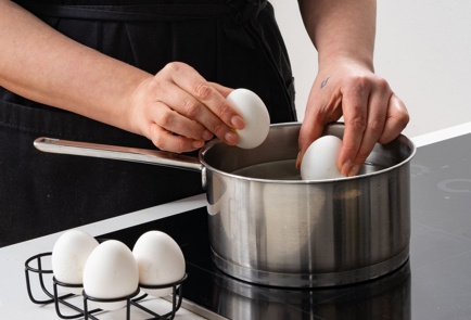 Фото шага рецепта Крашеные яйца в рисе 173460 шаг 2  