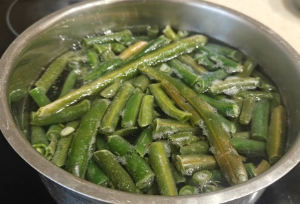 Фото шага рецепта Красная рыба со стручковой фасолью и моцареллой в духовке 190850 шаг 1  