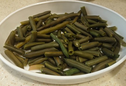 Фото шага рецепта Красная рыба со стручковой фасолью и моцареллой в духовке 190850 шаг 2  