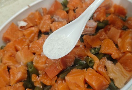 Фото шага рецепта Красная рыба со стручковой фасолью и моцареллой в духовке 190850 шаг 4  