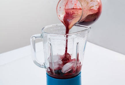 Фото шага рецепта Красный смузи с ягодами и свеклой 80082 шаг 3  