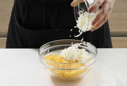Фото шага рецепта Крекеры с сыром и икрой 152957 шаг 6  