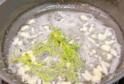 Фото шага рецепта Креветки жаренные в чесночном масле с тимьяном 151147 шаг 1  
