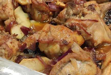 Фото шага рецепта Кролик с яблоками и черносливом в горчичномедовом соусе 163305 шаг 10  