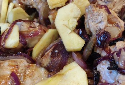 Фото шага рецепта Кролик с яблоками и черносливом в горчичномедовом соусе 163305 шаг 8  