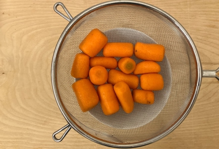 Фото шага рецепта Кролик запеченный с морковью в духовке 174085 шаг 3  