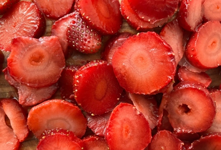 Фото шага рецепта Кух с начинкой из ягод и фруктов 175112 шаг 2  