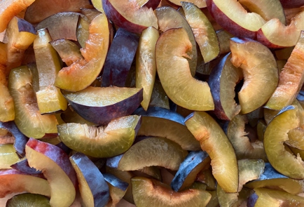 Фото шага рецепта Кух с начинкой из ягод и фруктов 175112 шаг 5  