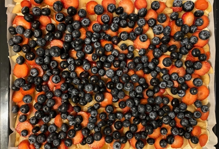 Фото шага рецепта Кух с начинкой из ягод и фруктов 175112 шаг 8  