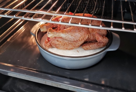 Фото шага рецепта Курица на соли с хрустящей чесночной корочкой 152387 шаг 4  
