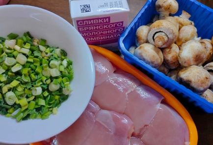 Фото шага рецепта Курица с грибами и зеленым луком в сливочном соусе 176172 шаг 1  