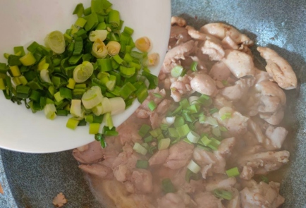Фото шага рецепта Курица с грибами и зеленым луком в сливочном соусе 176172 шаг 10  