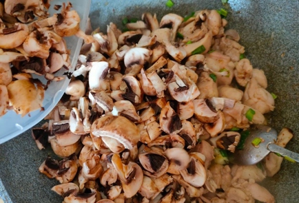Фото шага рецепта Курица с грибами и зеленым луком в сливочном соусе 176172 шаг 11  
