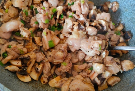 Фото шага рецепта Курица с грибами и зеленым луком в сливочном соусе 176172 шаг 12  