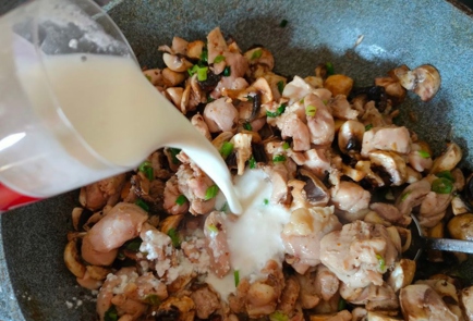 Фото шага рецепта Курица с грибами и зеленым луком в сливочном соусе 176172 шаг 13  