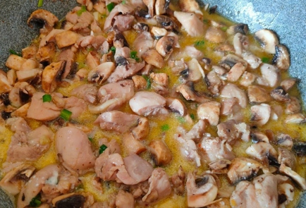 Фото шага рецепта Курица с грибами и зеленым луком в сливочном соусе 176172 шаг 14  