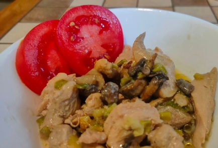 Фото шага рецепта Курица с грибами и зеленым луком в сливочном соусе 176172 шаг 15  