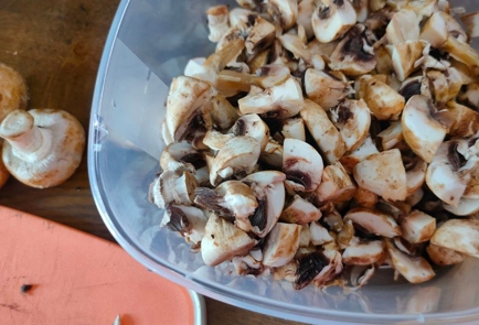 Фото шага рецепта Курица с грибами и зеленым луком в сливочном соусе 176172 шаг 6  