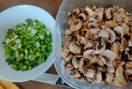 Фото шага рецепта Курица с грибами и зеленым луком в сливочном соусе 176172 шаг 7  