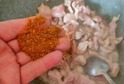 Фото шага рецепта Курица с грибами и зеленым луком в сливочном соусе 176172 шаг 9  
