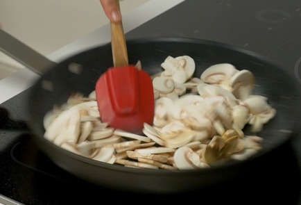 Фото шага рецепта Курица с грибами в духовке 140638 шаг 5  