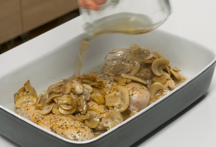 Фото шага рецепта Курица с грибами в духовке 140638 шаг 6  