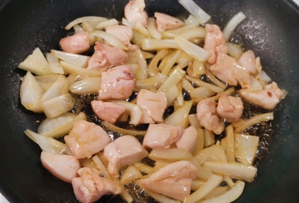 Фото шага рецепта Курица с грибами в сливочном соусе 175510 шаг 4  