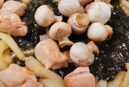 Фото шага рецепта Курица с грибами в сливочном соусе 175510 шаг 5  