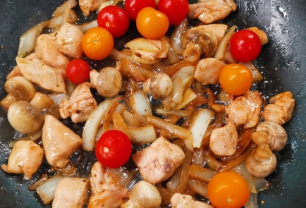 Фото шага рецепта Курица с грибами в сливочном соусе 175510 шаг 7  