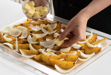 Курица запеченная с картошкой в духовке, рецепт с фото пошагово и видео — hb-crm.ru