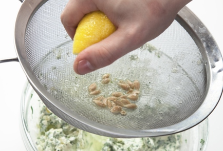 Фото шага рецепта Курица с зеленым маслом и лимоном 68918 шаг 4  