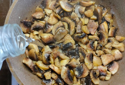 Фото шага рецепта Тушеная курица с грибами и сыром 174534 шаг 10  