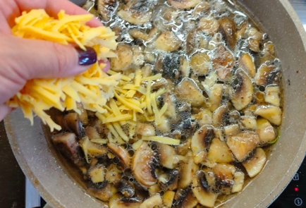 Фото шага рецепта Тушеная курица с грибами и сыром 174534 шаг 12  