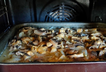 Фото шага рецепта Тушеная курица с грибами и сыром 174534 шаг 15  