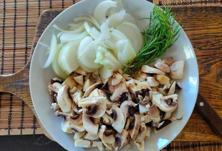 Фото шага рецепта Тушеная курица с грибами и сыром 174534 шаг 4  